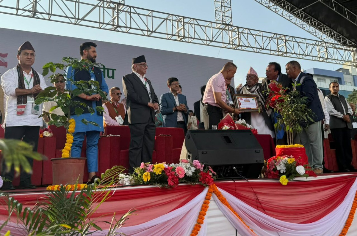 कांग्रेसद्वारा ज्येष्ठ सदस्य मथुराप्रसाद श्रेष्ठलाई सम्मान