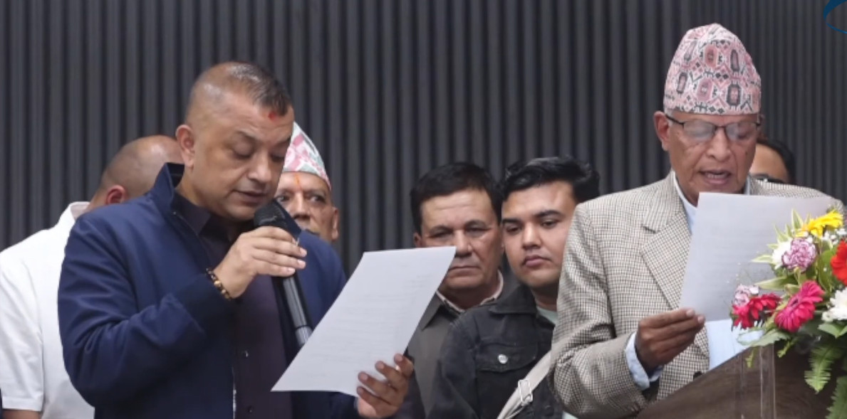 कांग्रेस सभापति थापाले लिए शपथ