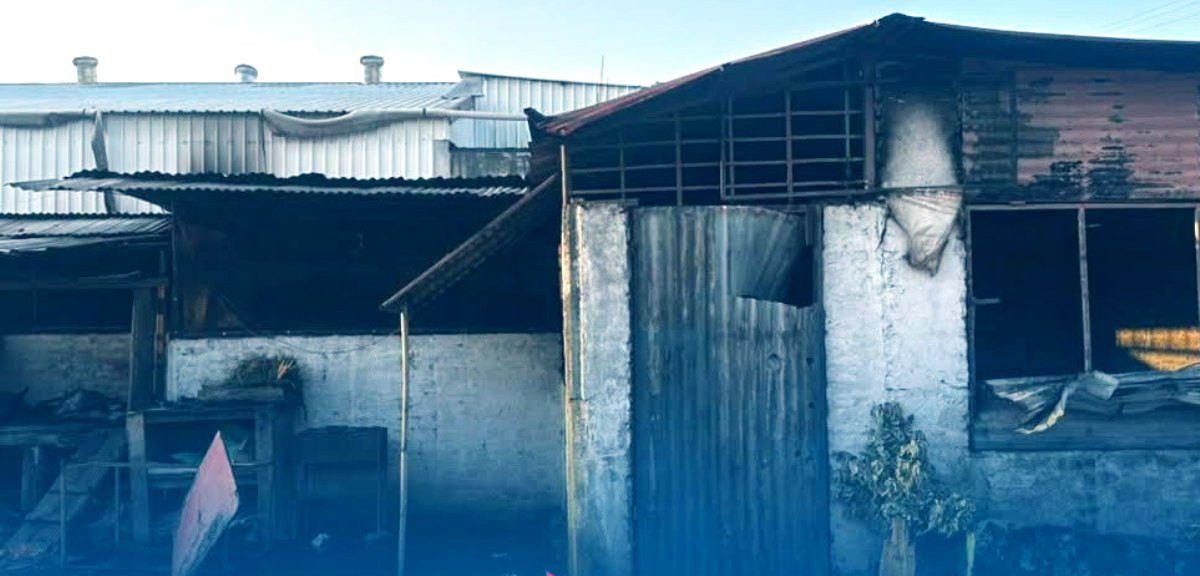 झापाको एक ग्यारेजमा आगलागी हुँदा कामदारको मृत्यु, खसीबाख्रा र नगद जलेर नष्ट